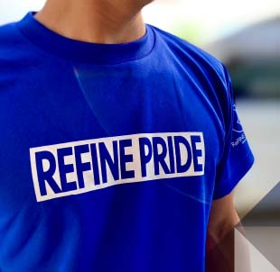 REFINEPRIDEロゴ入りのTシャツを着用した清掃士