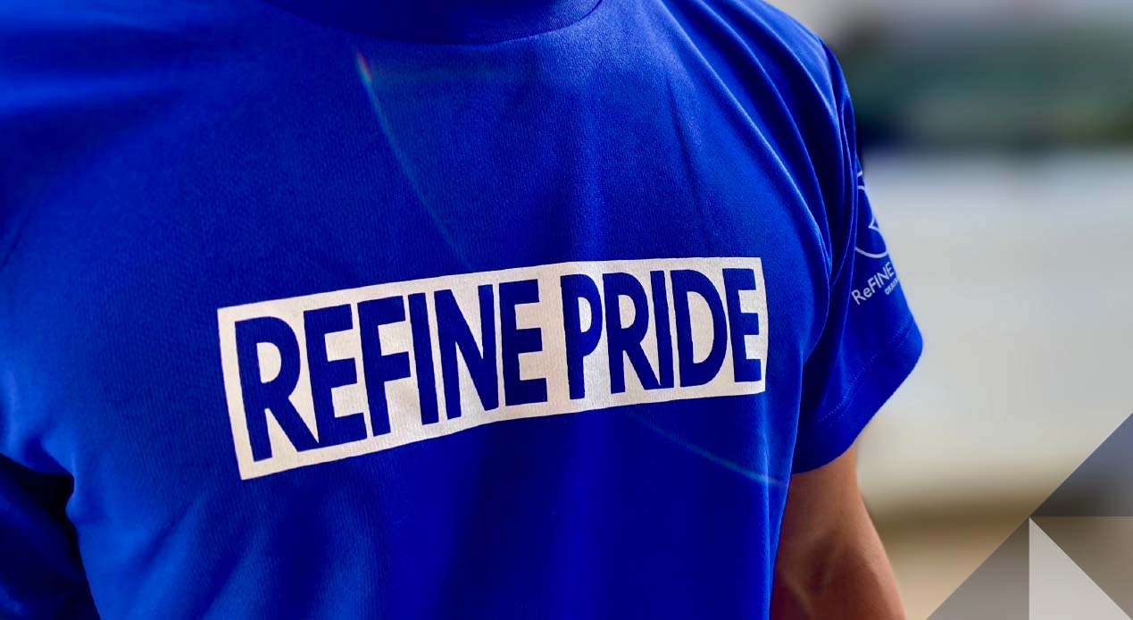 REFINEPRIDEロゴ入りのTシャツを着用した清掃士