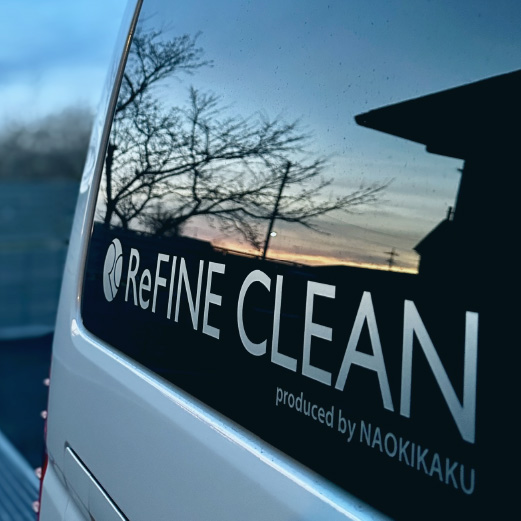 夕日に照らされた社用車とReFINE CLEANのロゴ